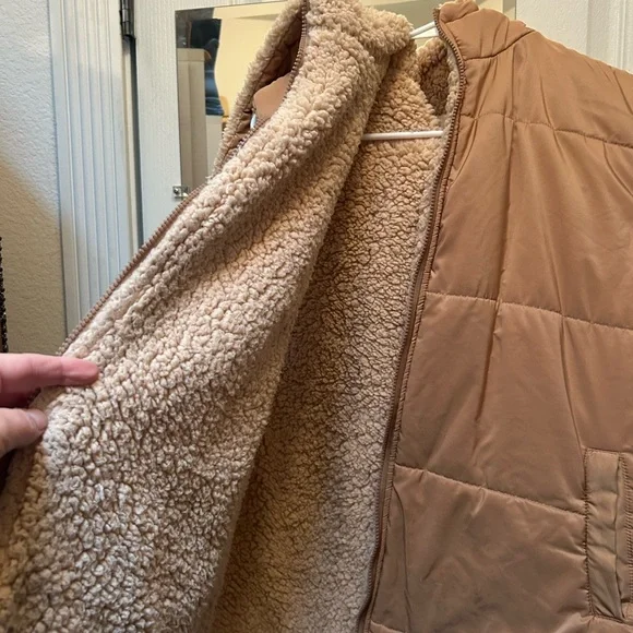 Tan Puffer Vest with Sherpa Lining. - Picture 2 of 3
